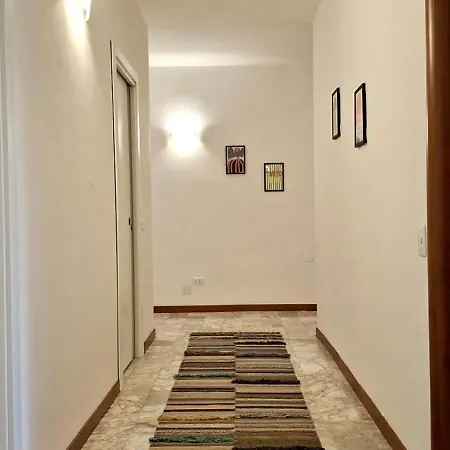 130 Bassano Apartman *